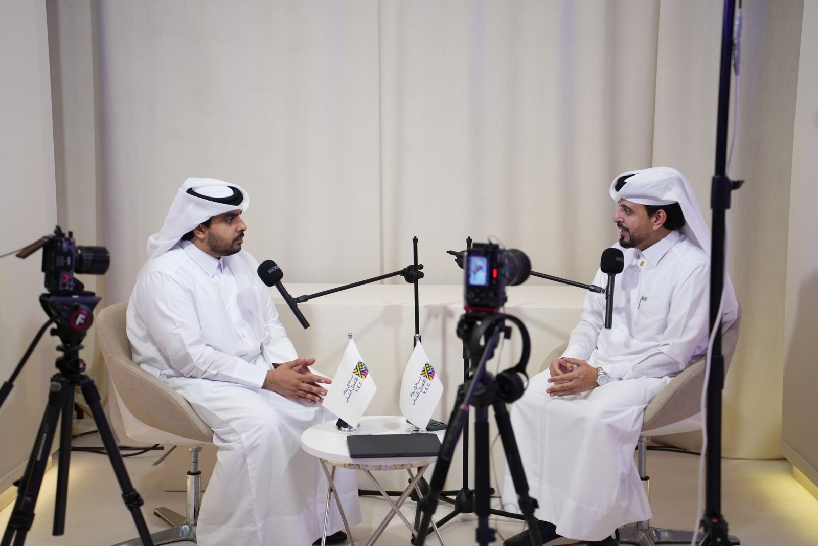 مقابلة مع أحد المشاركين أمام الكاميرات